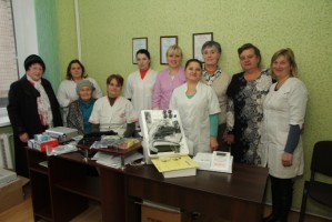 Правління спілки " Надія" передає медичне обладнання головному лікарю ЦПМСД Ларисі Сидоренко.