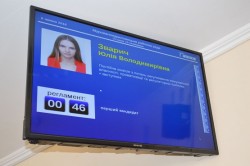 Депутати Мурованокуриловецької райради голосують з планшетами